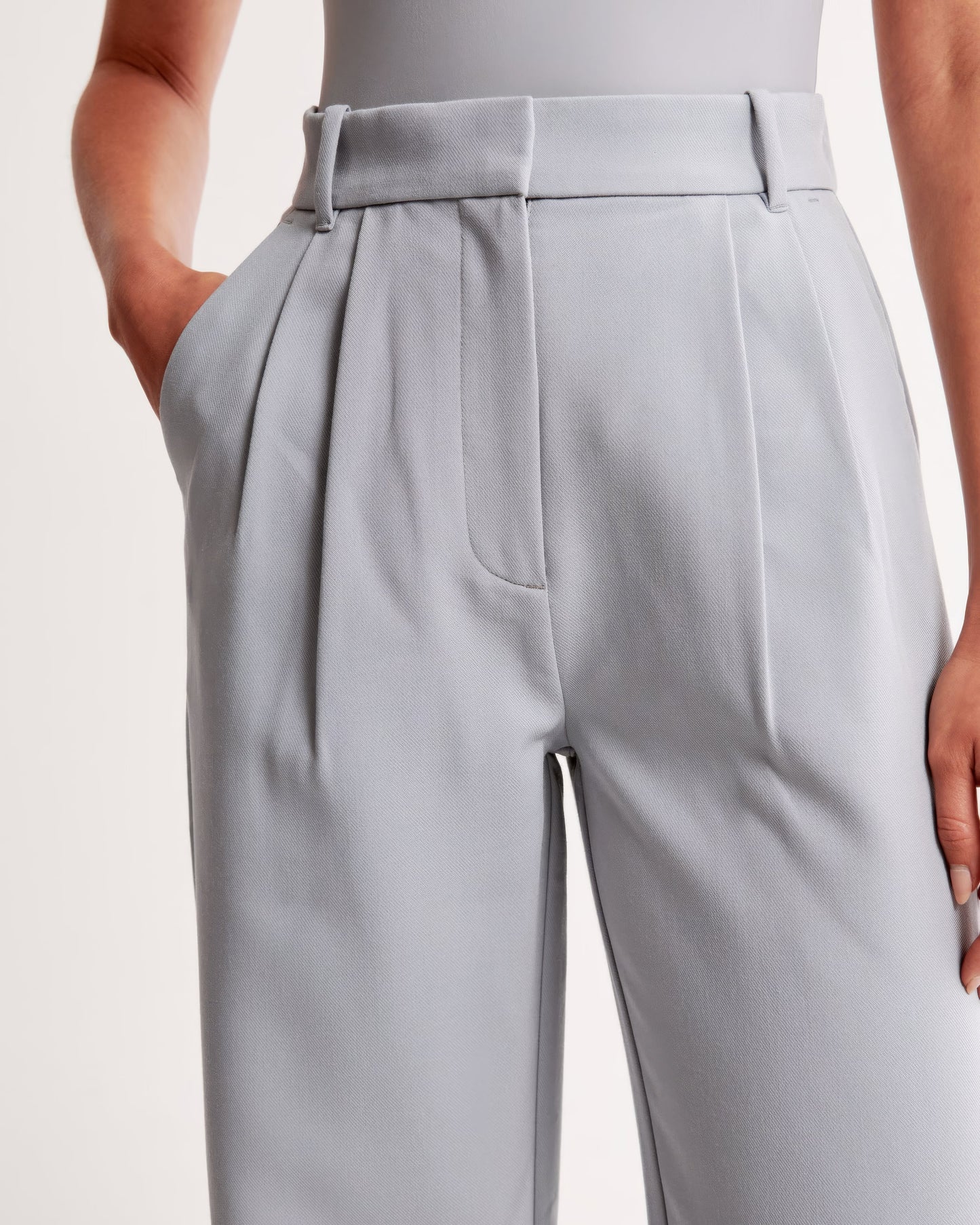 Elegante und bequeme, hoch taillierte weite Hose 