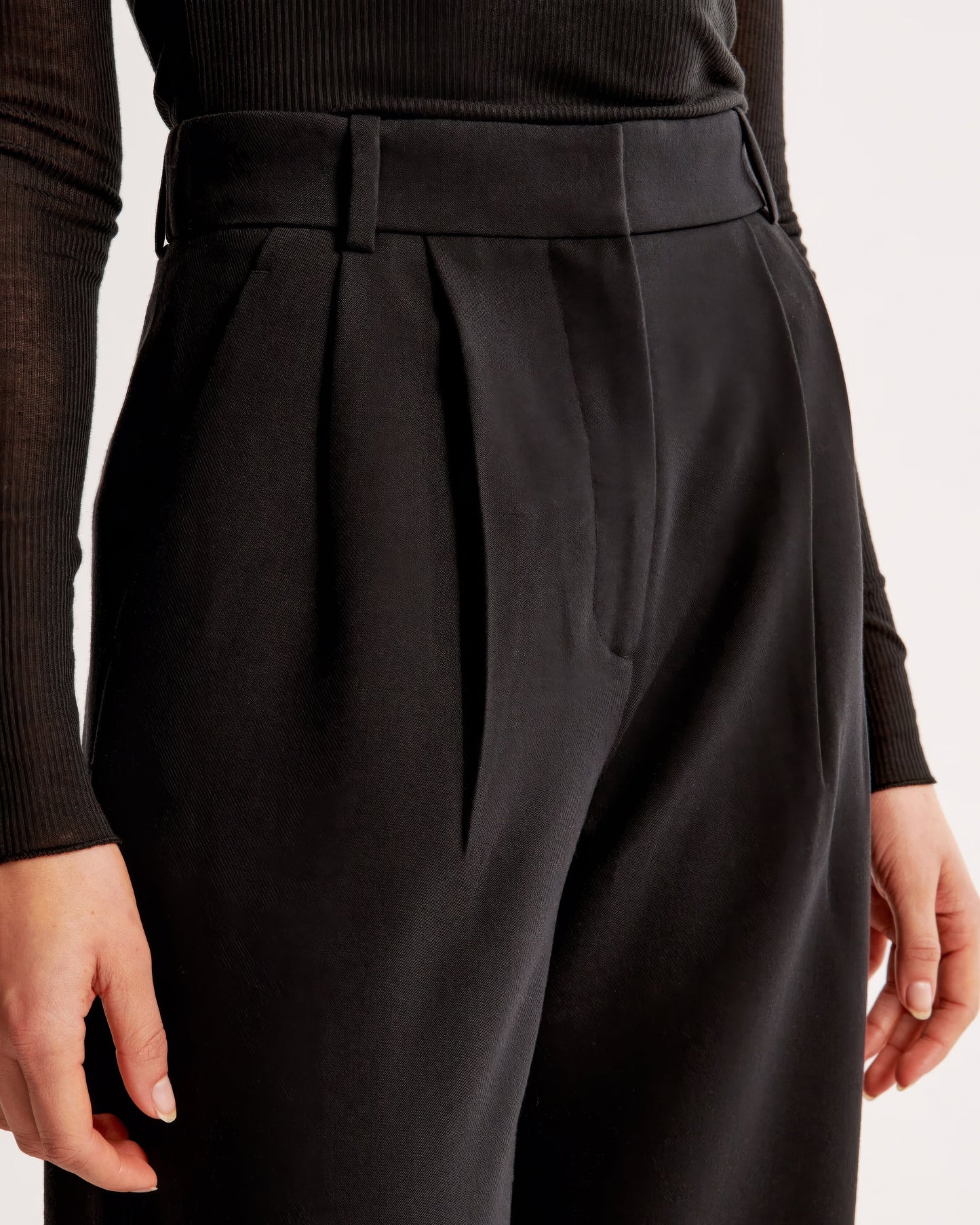 Elegante und bequeme, hoch taillierte weite Hose 